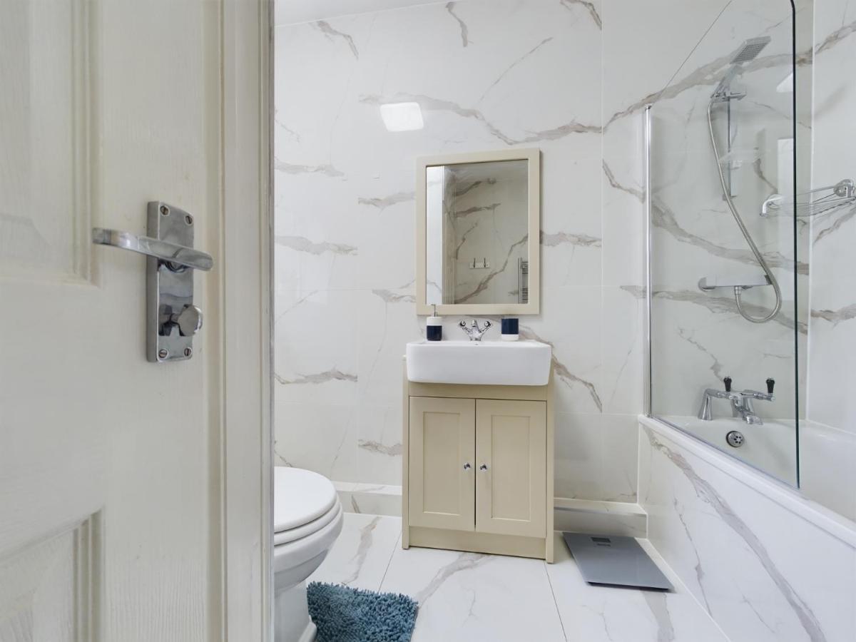Holiday home Pottery House - On Trent -free Parking - Location - Sleep 8